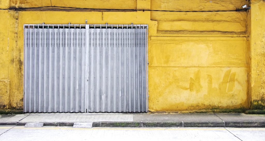 Automatyczna brama na parkingu