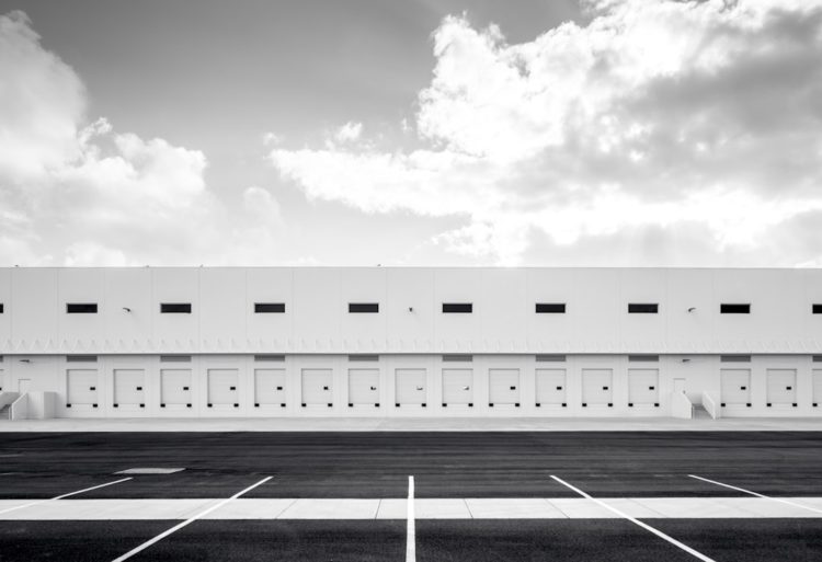 Samochód na parkingu bez stresu