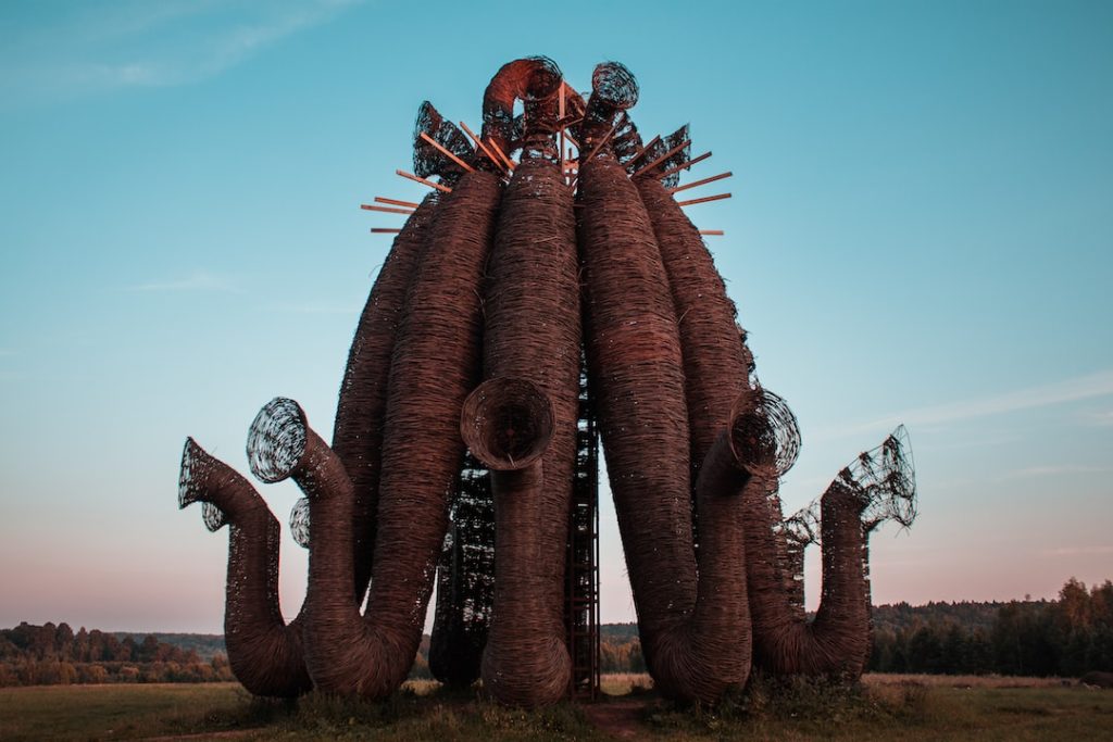 System instalacji hybrydowych plug-in w parkingu