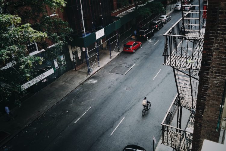 Parking dla rowerów z zabezpieczonymi rowerami