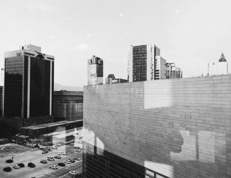 Nowoczesny parking przy biurowcu