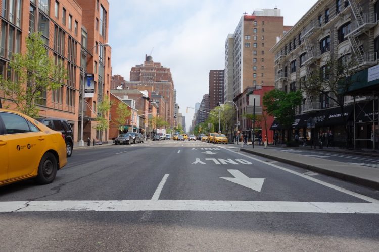 Taksówka na parkingu z systemem zabezpieczeń