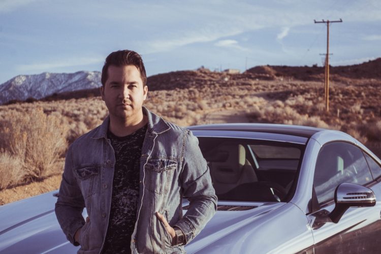 Samochód hybrydowy podłączony do ładowarki na zielonym parkingu