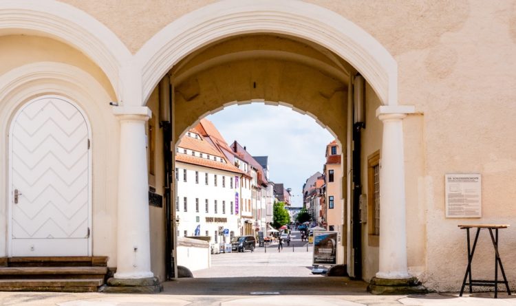 Samochód zabezpieczony na parkingu