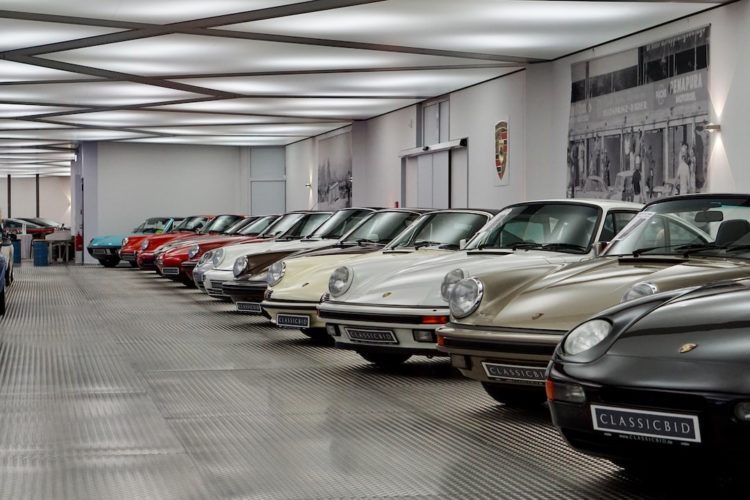 ciężarówka zaparkowana na noc na parkingu