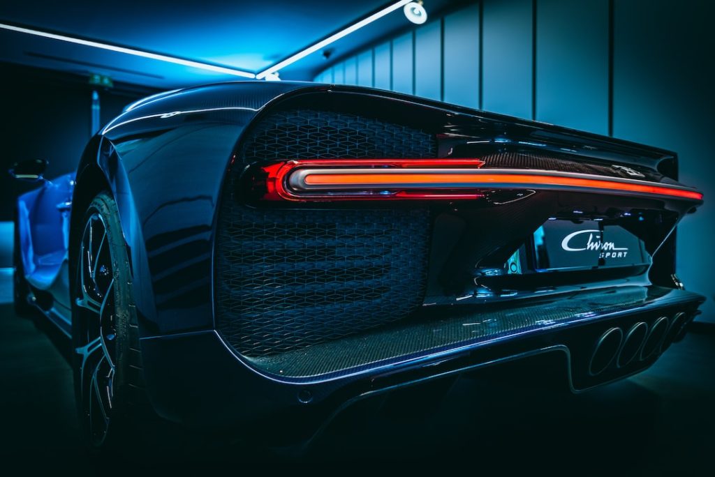 Samochód elektryczny na parkingu przy autostradzie A50