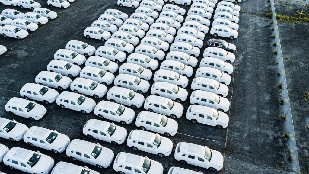 Zdjęcie parkingu przy atrakcji turystycznej w Chojnicach