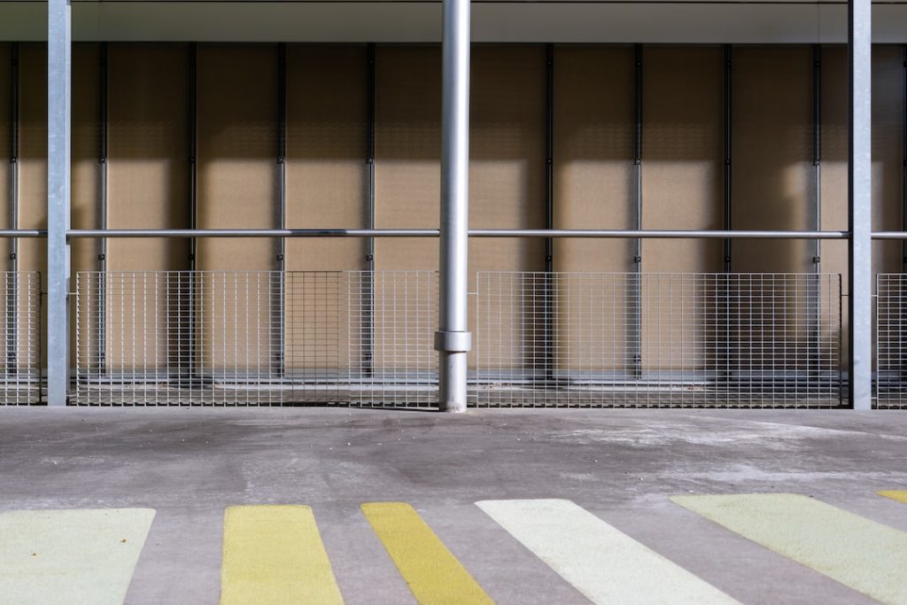 Parking przy drodze z Krakowa do Olsztyna