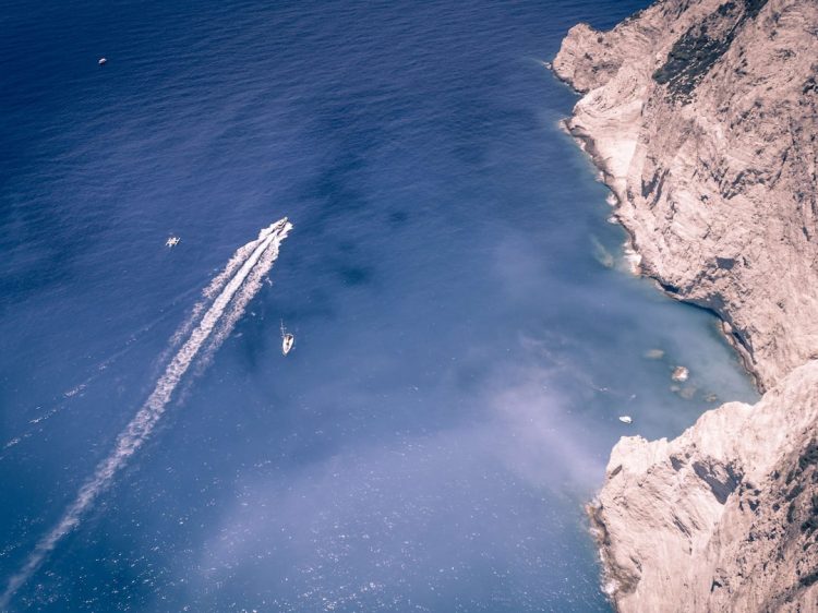 Piękna grecka wyspa o zachodzie słońca