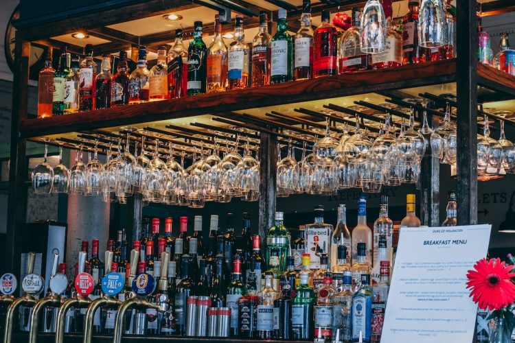 Zdjęcie irlandzkiego pubu z muzyką na żywo i kuflem dobrego piwa