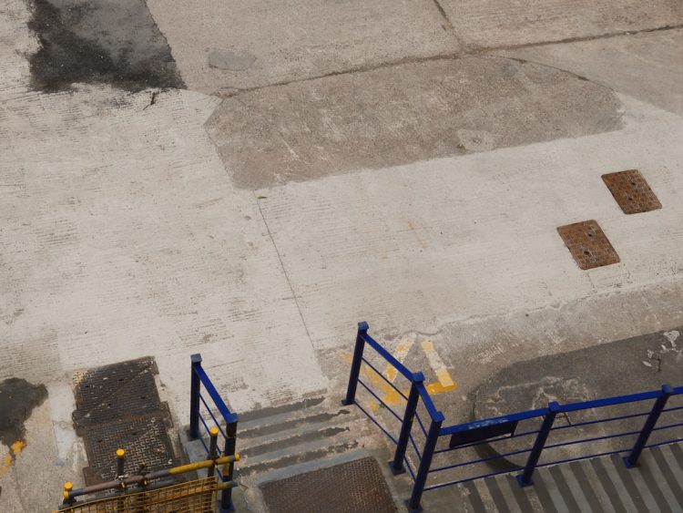 Widok na płatne parkingi w Brugii