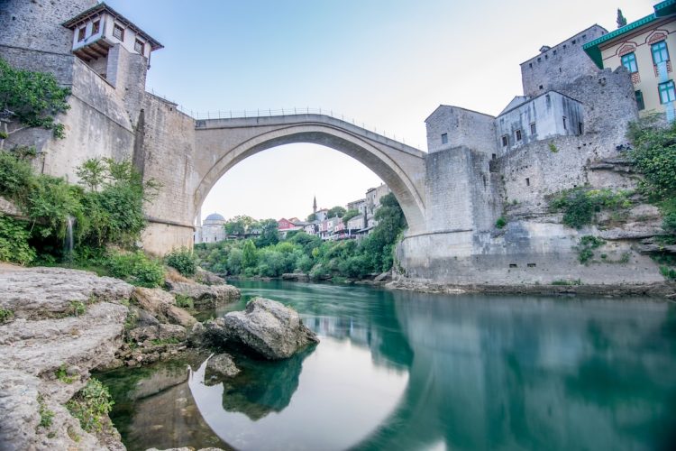 Zdjęcie prezentujące miasto Mostar, miejsce spotkania różnych kultur
