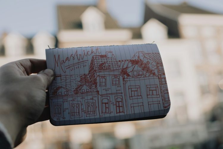 Tramwaje w centrum Maastricht z widokiem na budynki