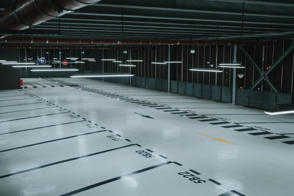 Zabezpieczony samochód w parkingu miejskim