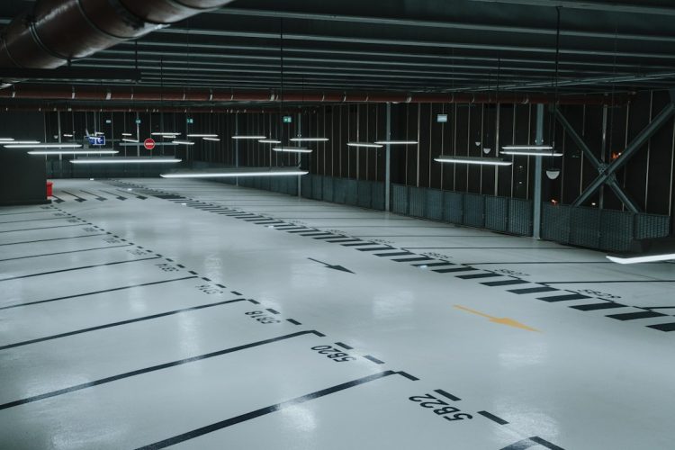 Zabezpieczony samochód w parkingu miejskim