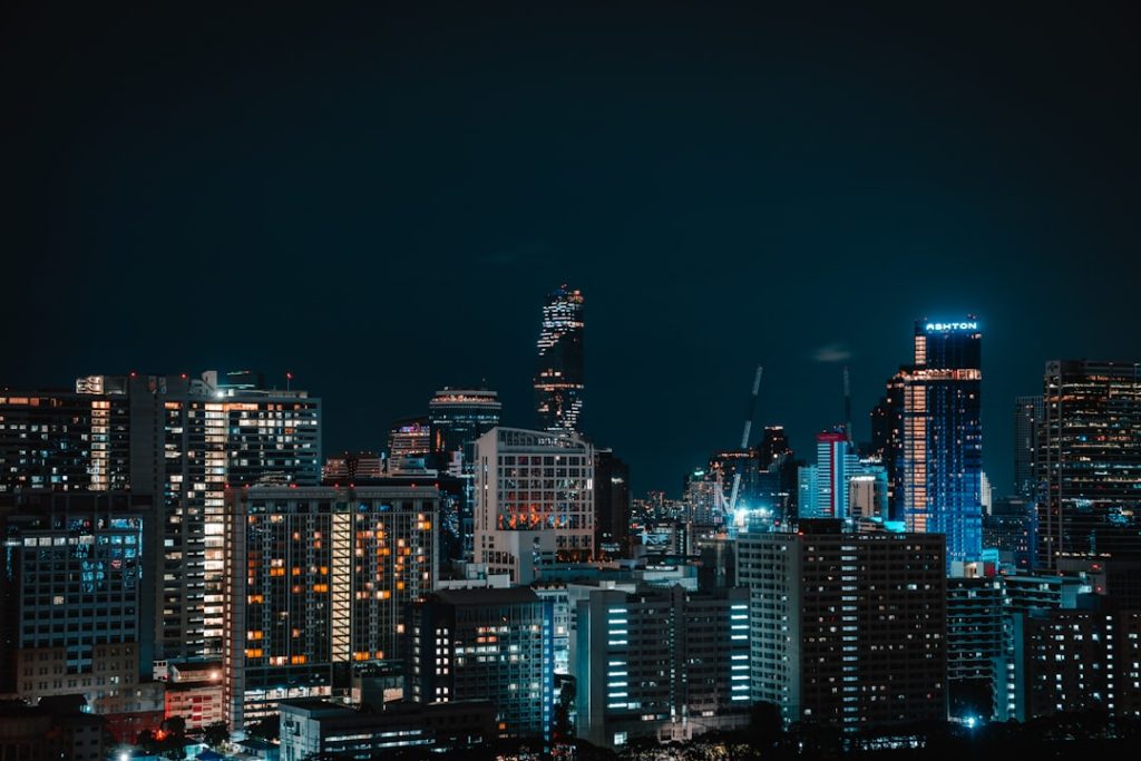 Zaparkowane samochody w strefie płatnego parkowania w Bangkoku