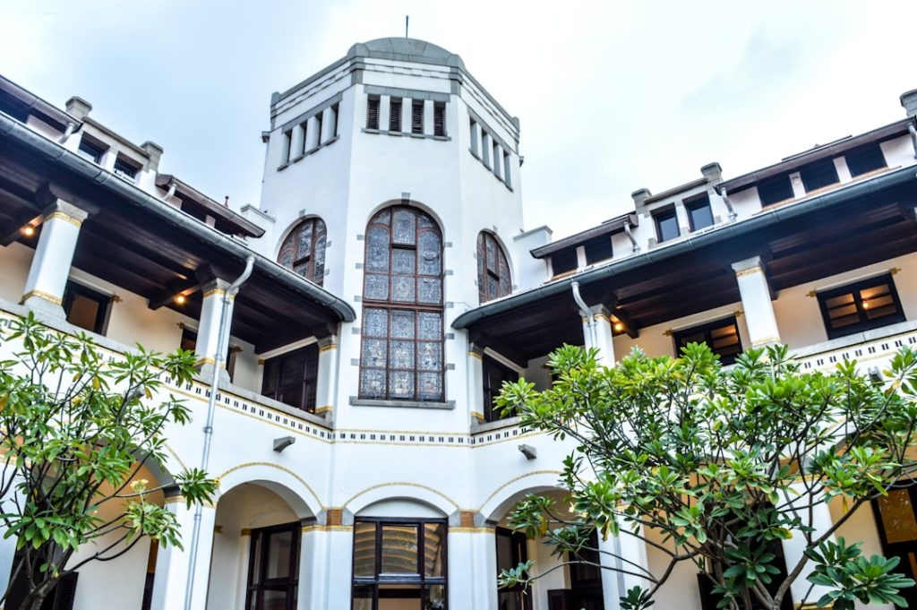 Odkrywanie Semarang w Indonezji bez opłat parkingowych