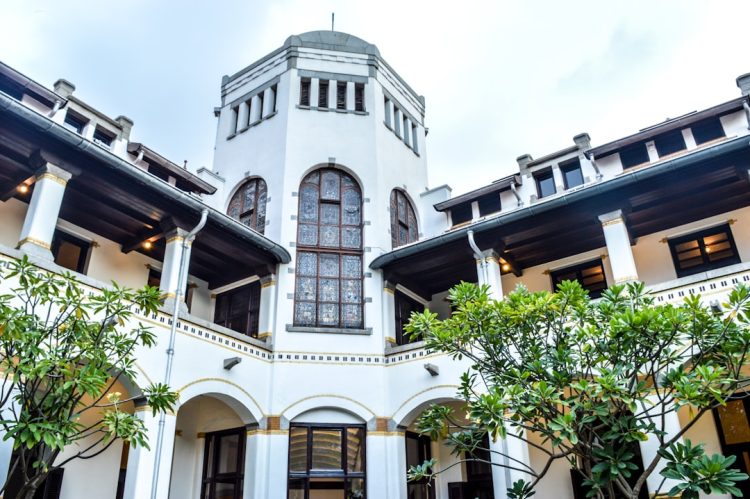 Odkrywanie Semarang w Indonezji bez opłat parkingowych