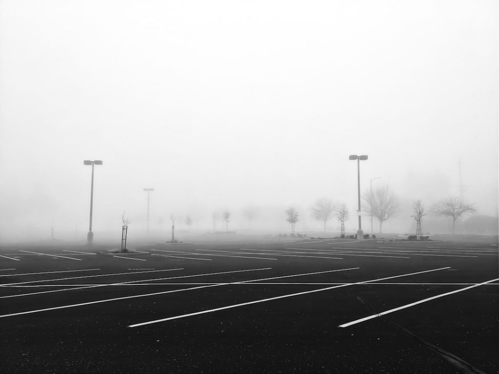 Samochód zaparkowany na miejskim parkingu