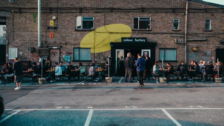 Zdjęcie ulicy w Hackney ilustrujące parkowanie