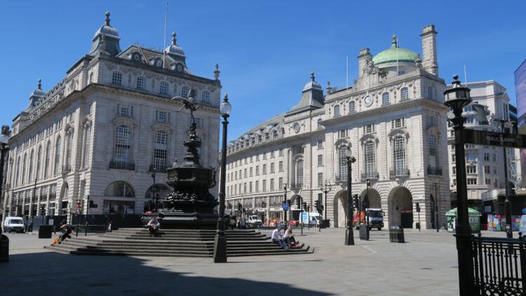 Parking przy Piccadilly Circus w Londynie