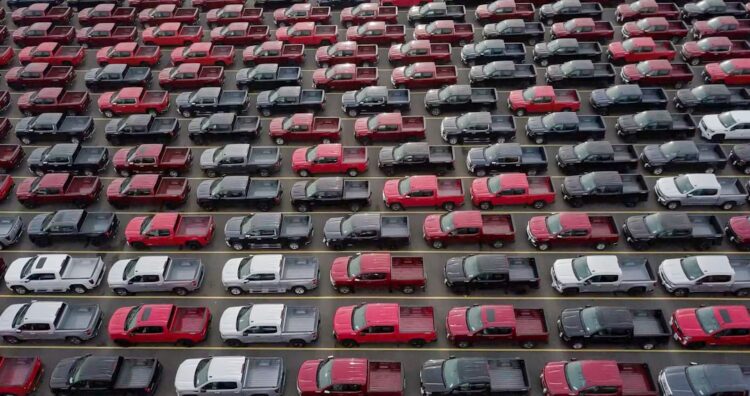 Parking dla ciężarówek z różnymi pojazdami