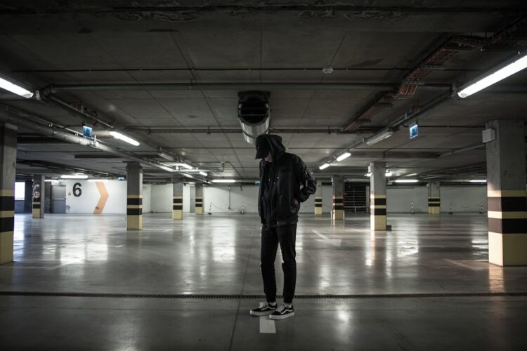 Auto parkujące prostopadle tyłem na parkingu