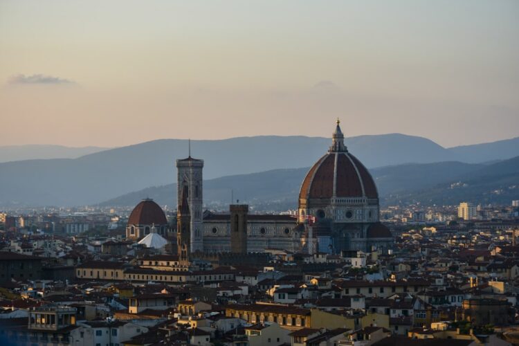 Zaparkowany samochód w malowniczej uliczce Florencji