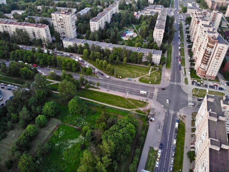 Samochód nieprawidłowo zaparkowany na skrzyżowaniu