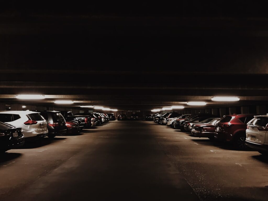 Samochód parkujący prostopadle przodem