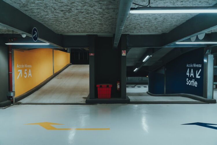 Miejski parking z oznakowaniem i przepisami ruchu drogowego