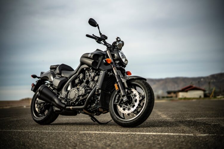Motocykl zaparkowany w strefie płatnego parkowania