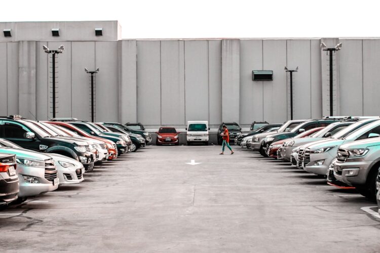 Zdjęcie przedstawiające parking przy sklepie Biedronka