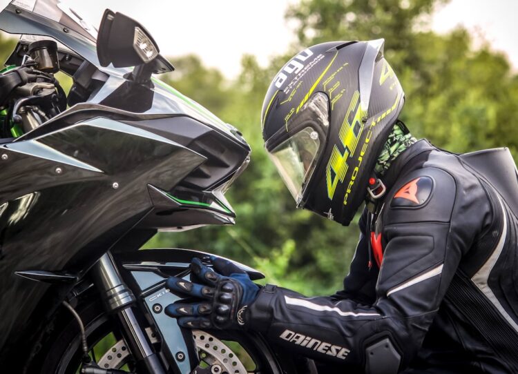 Motocykl zaparkowany zgodnie z zasadami