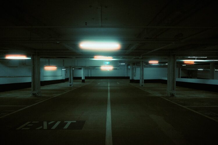 Parkowanie samochodu 3D na miejskim parkingu