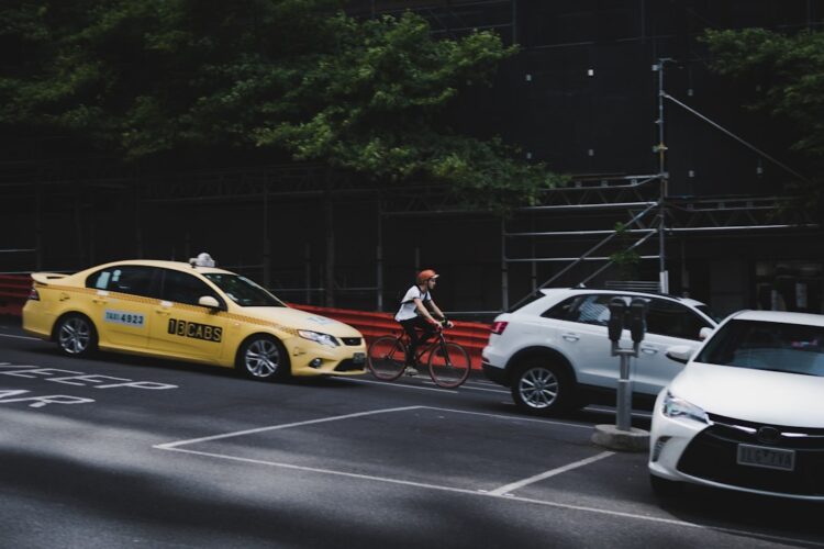 Osoba niepełnosprawna korzystająca z miejsca parkingowego