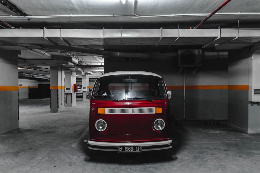Zdjęcie parkomatu i samochodów na parkingu