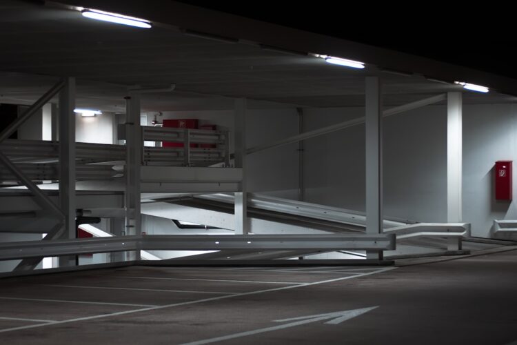 Zdjęcie przedstawiające parking we Władysławowie latem