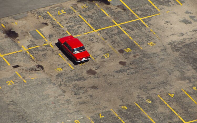 Zdjęcie przedstawiające parking samochodowy