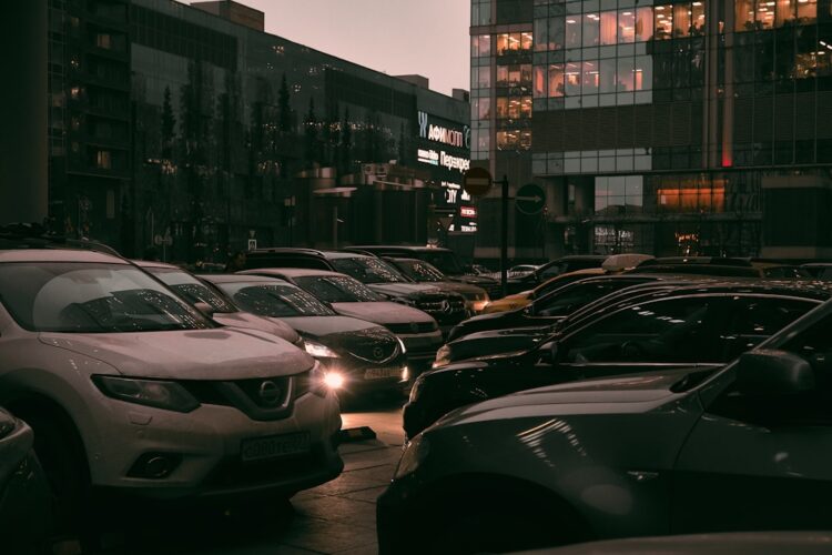 Zmiany w parkowaniu na chodniku i ich wpływ na dostępność miejskiego parkingu