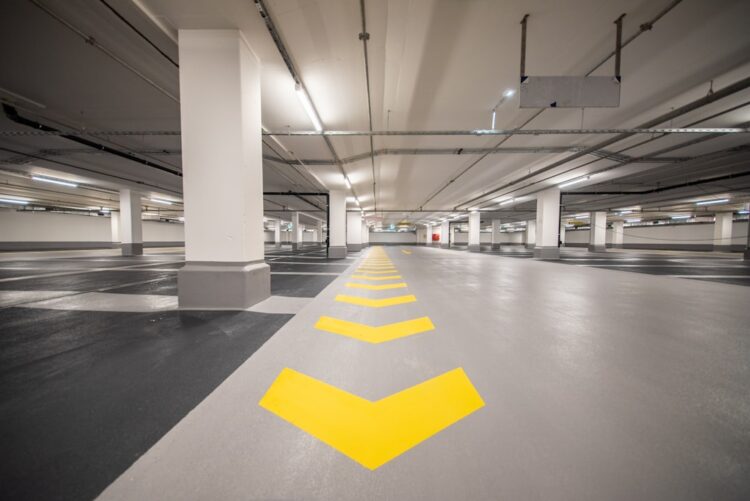 Zdjęcie źle zaparkowanego samochodu symbolizujące konsekwencje złego parkowania