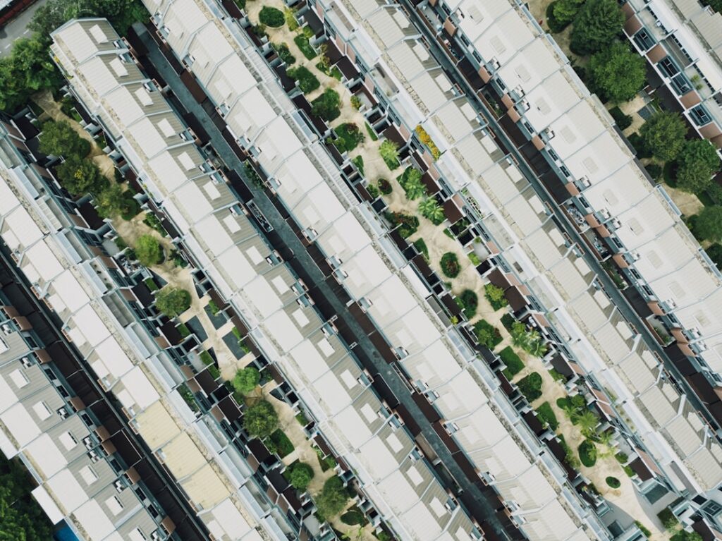 Samochód parkujący równolegle na miejskim parkingu