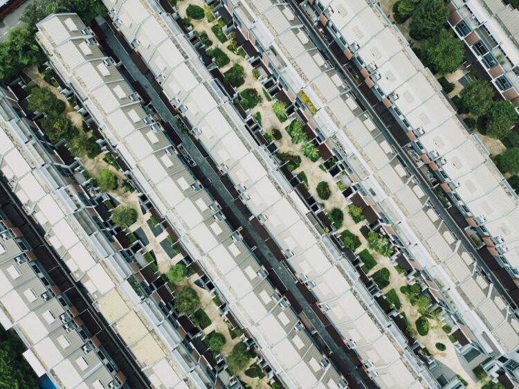 Samochód parkujący równolegle na miejskim parkingu