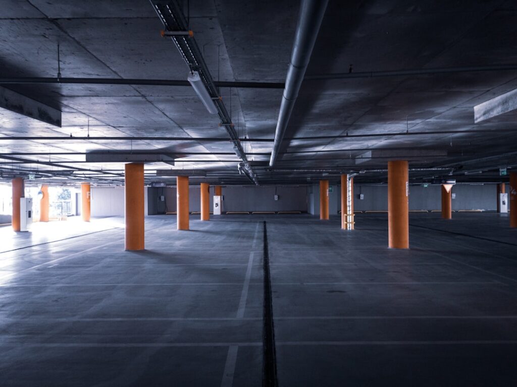 Zdjęcie przedstawiające parking w centrum Łodzi