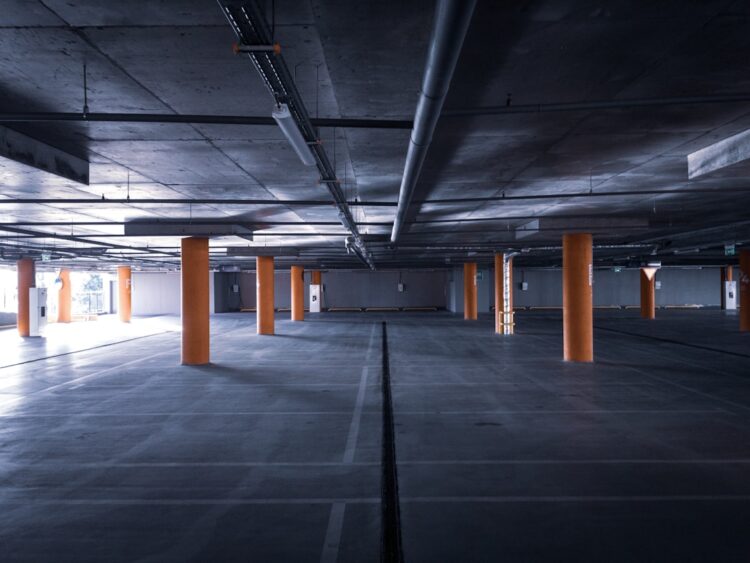 Zdjęcie przedstawiające parking w centrum Łodzi
