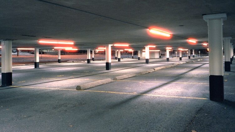 Samochód zaparkowany prawidłowo w liniach na parkingu