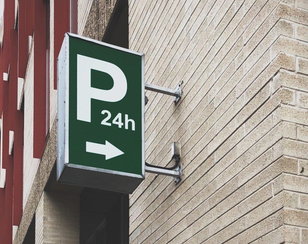 Auto zaparkowane na ulicy w Sienie