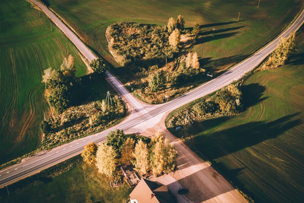 Samochód zaparkowany na skrzyżowaniu