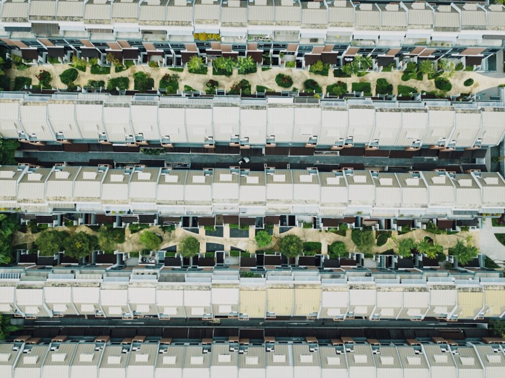 Auto parkujące prostopadle z prawej strony