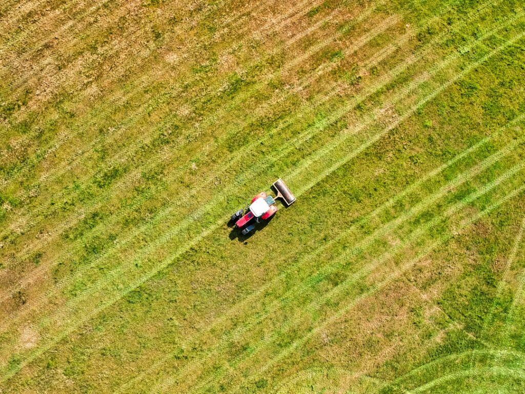 Traktor zaparkowany na miejskim parkingu